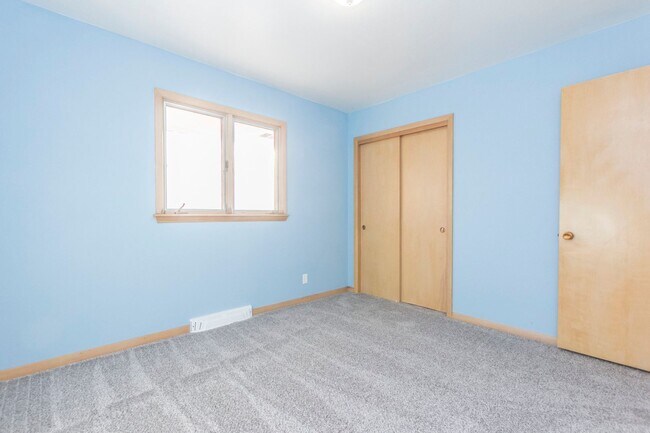Building Photo - Spacious 3 Bedroom 1 Bathroom