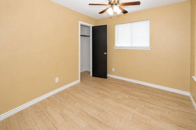 Building Photo - 2213 Dickens Dr