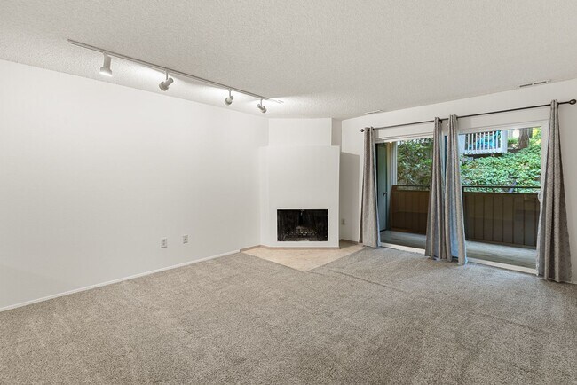 Building Photo - 10922 NE 34th Pl