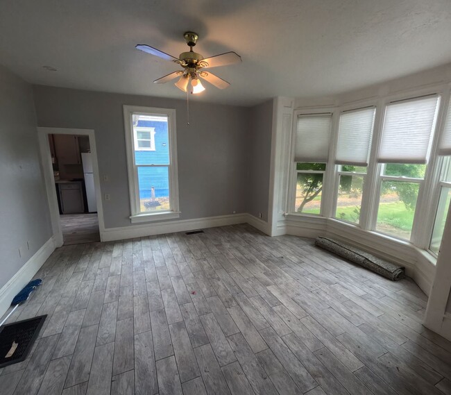 Building Photo - 4 bedroom, 2 bath house located in Downtown Stayton, OR