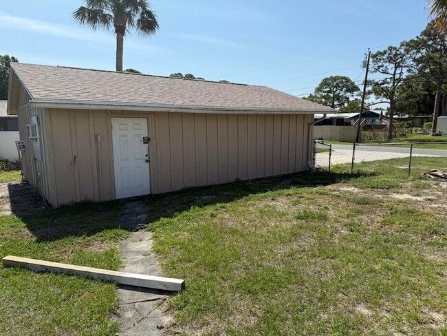 Building Photo - 5014 Palm Dr