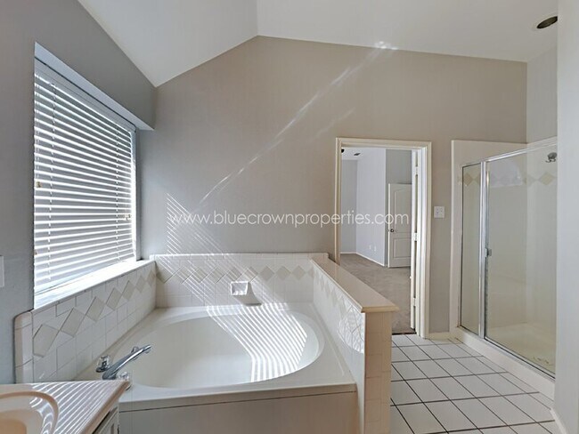 Building Photo - 8401 Greenfield Dr