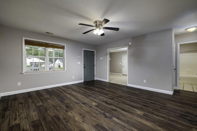 Building Photo - 3BR Home Near N. Marine Blvd with Fenced Backyard