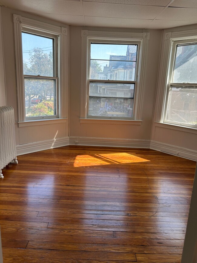 Building Photo - 1 Bedroom, 1 Bathroom with Den on Union St...