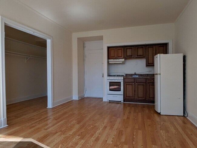 Building Photo - 3335 W Diversey Ave