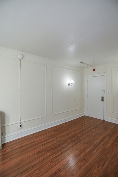 Building Photo - 921 W Agatite Ave