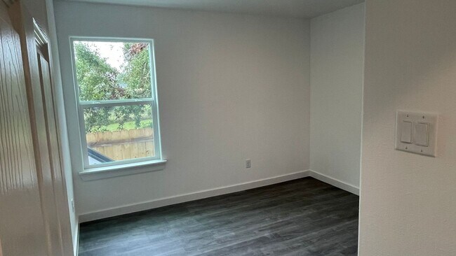 Building Photo - Fall in Love with This Beautiful 3-Bed Home