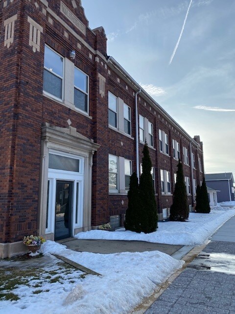 Primary Photo - 301 W Main St