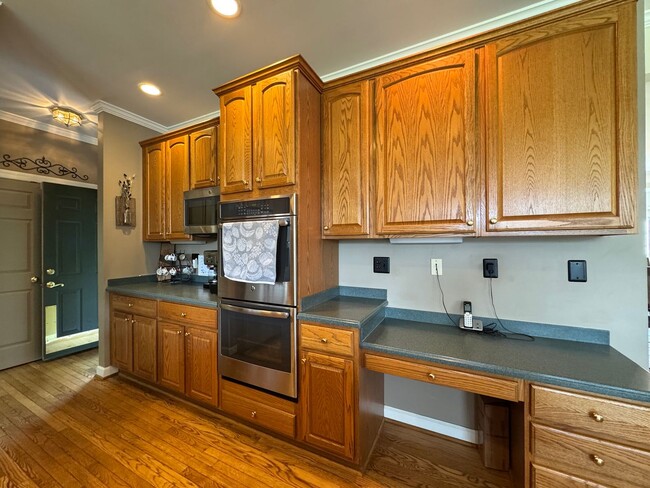 Building Photo - Fantastic 4 Bed 2.5 Bath Single Family Hom...