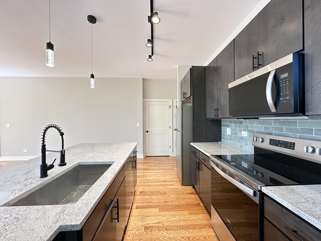 Building Photo - 2100 W 18th Pl