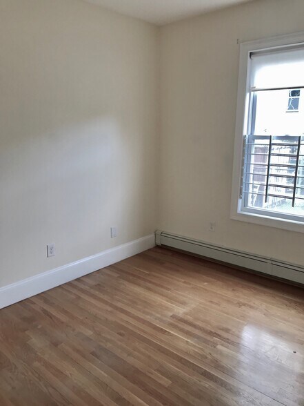 Building Photo - 14 Schiller St