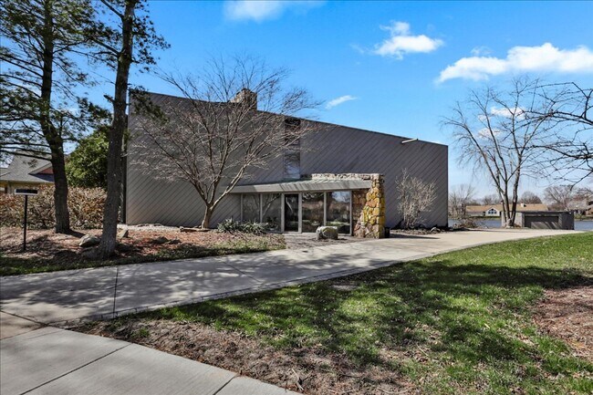 Building Photo - 4010 Clubhouse Dr