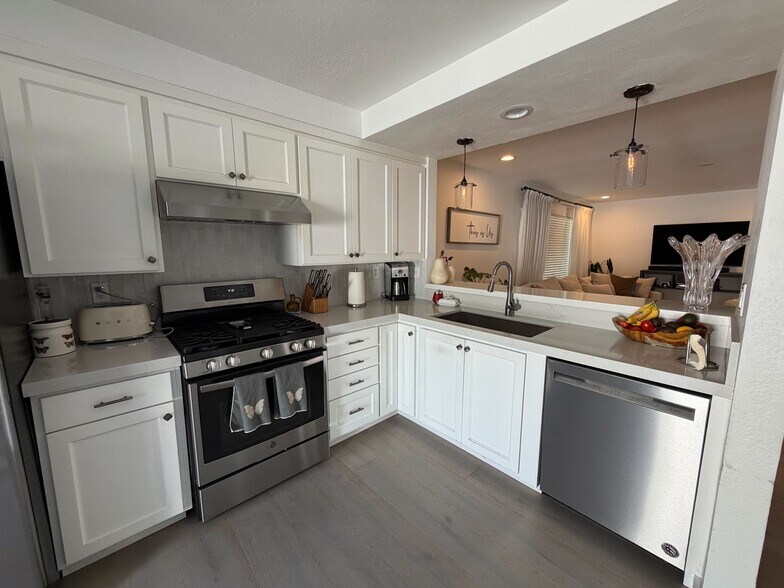 Primary Photo - 25885 Trabuco Rd