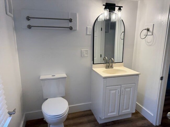 Building Photo - Newly Renovated 3 Bedroom 1.5 Bathroom Hom...