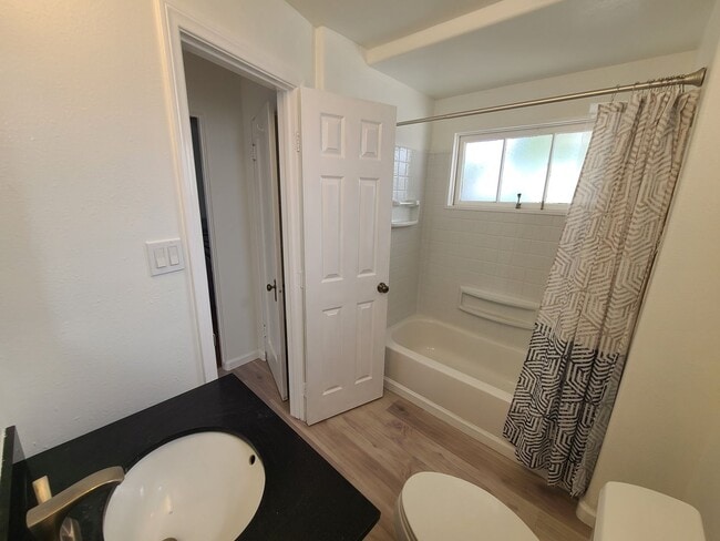 Building Photo - Charming 2 Bed 1 bath "monthly rental" in ...