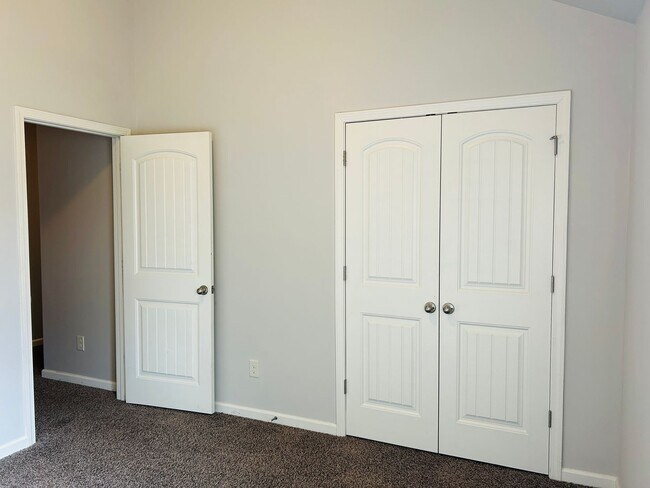 Building Photo - Beautiful 4 bedroom, 2.5 bathroom home In ...