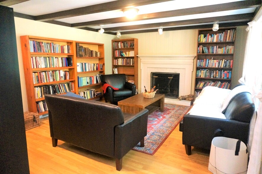 Building Photo - 18 Pequot Rd