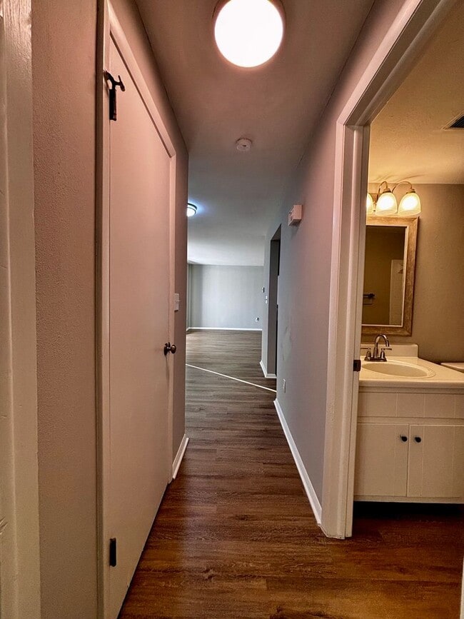 Building Photo - Spacious One Bedroom Located in Kettering ...