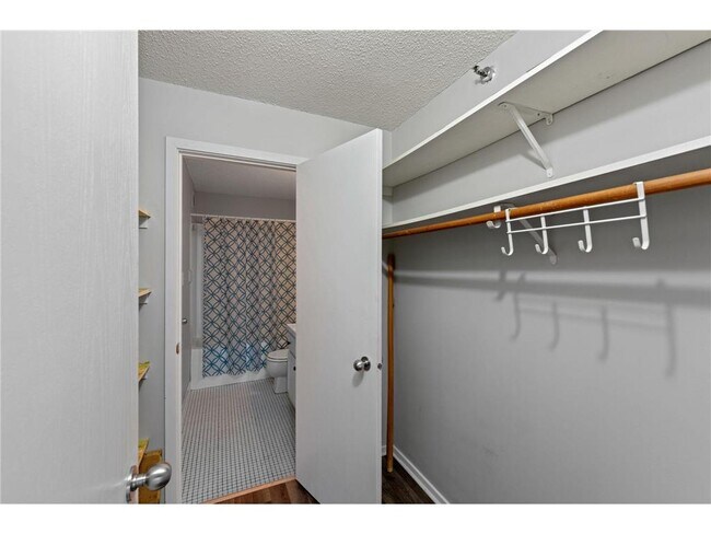 Building Photo - 433 S 7th St