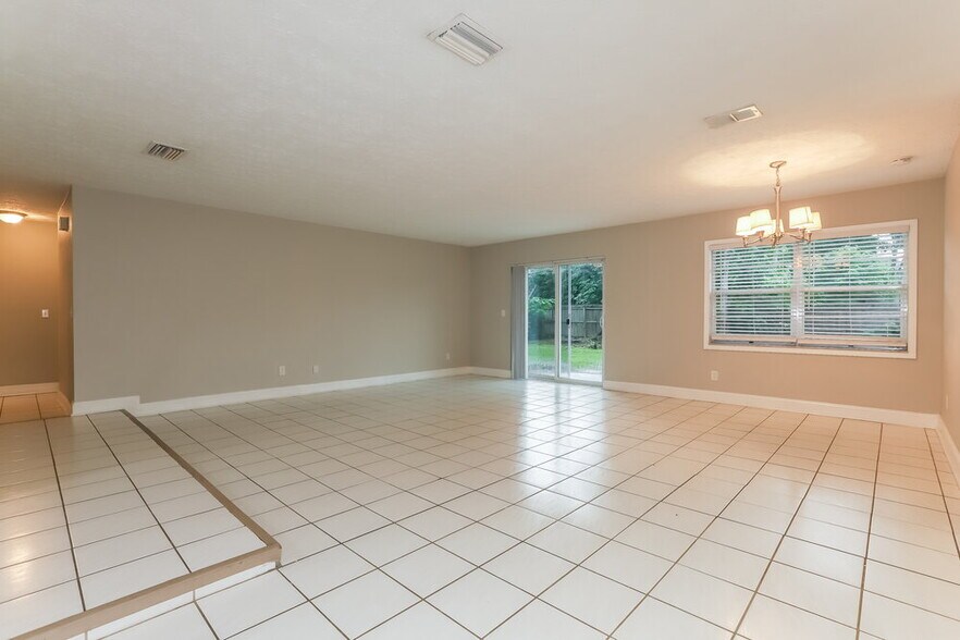 Building Photo - 3215 Las Brisas Dr
