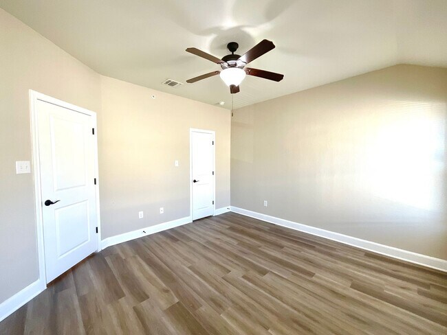 Building Photo - **APPLICATION RECEIVED** Three Bedroom Townhome in Prime Location! Close to New IKEA, I-35, Forum...