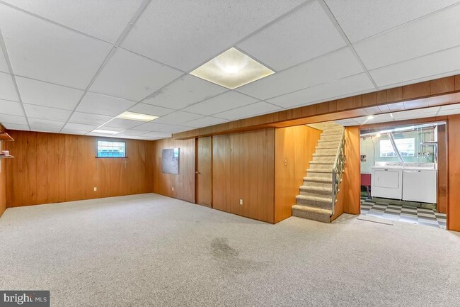Building Photo - 915 Springhaven Rd