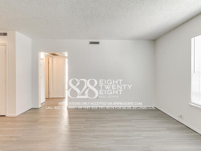 Building Photo - AVAILABLE NOW! 2 bed/1 bath Apartment at W...