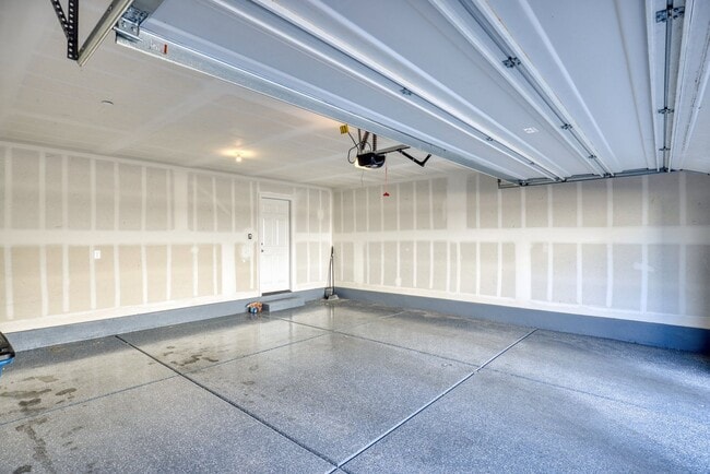 Building Photo - LIKE NEW 3 BEDROOM TOWNHOME