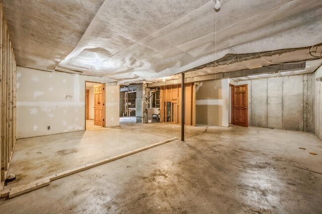 Building Photo - 355 S Collins St