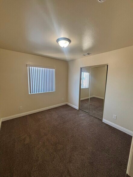 Building Photo - 728 W 56th St