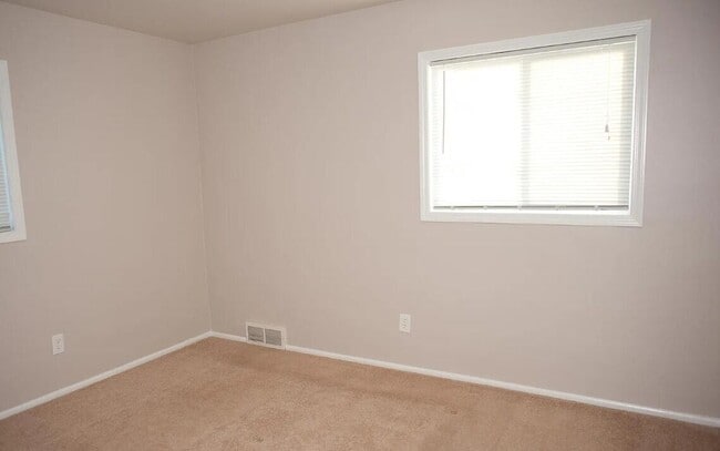 Building Photo - 14255 Cavell St