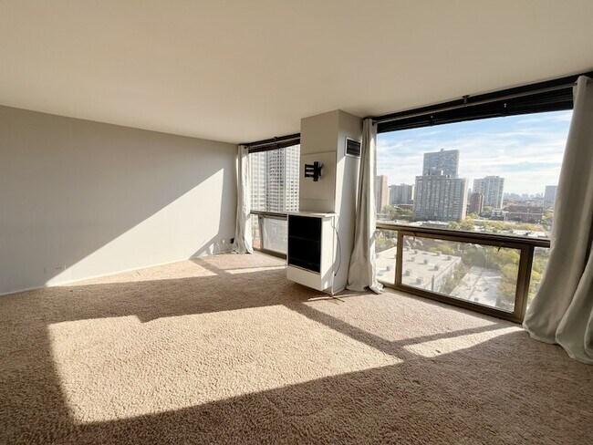 Building Photo - 4343 N Clarendon Ave