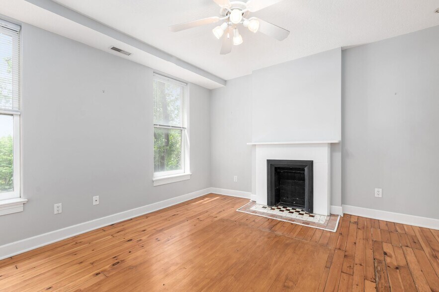 Building Photo - 36 E Kossuth St