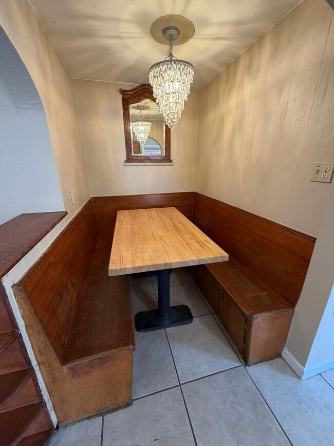 Building Photo - Charming 3 Bedroom Ranch Home for Rent in the Heart of Colorado Springs