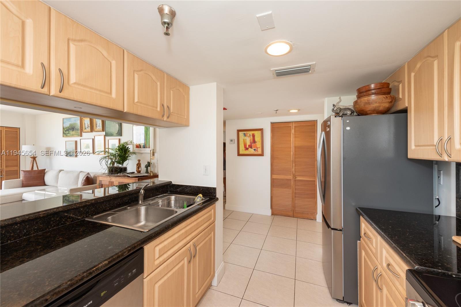 Building Photo - 1420 Brickell Bay Dr