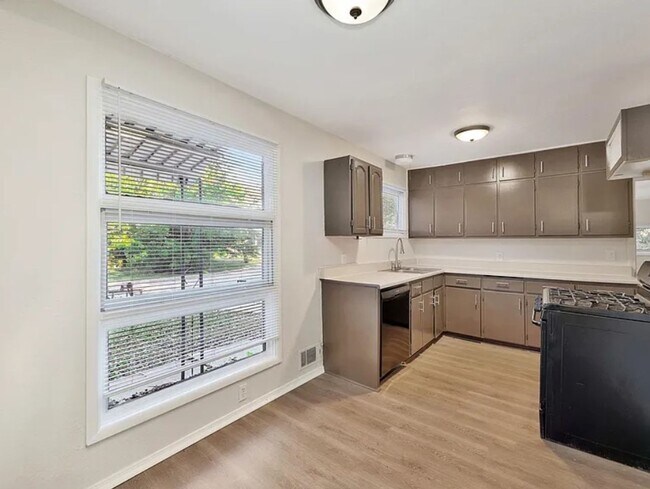 Building Photo - 6020 N East Park View St