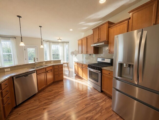 Building Photo - Beautiful 5bed 4bath Home, Nestled in a Prime Plymouth Neighborhood
