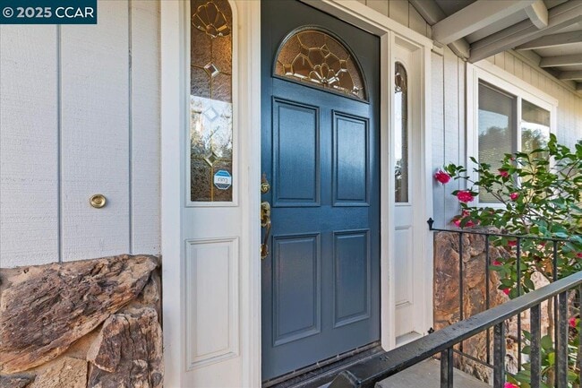 Building Photo - 207 Midway Dr