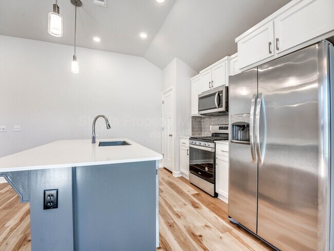 Building Photo - 608 Blue Fish Ct