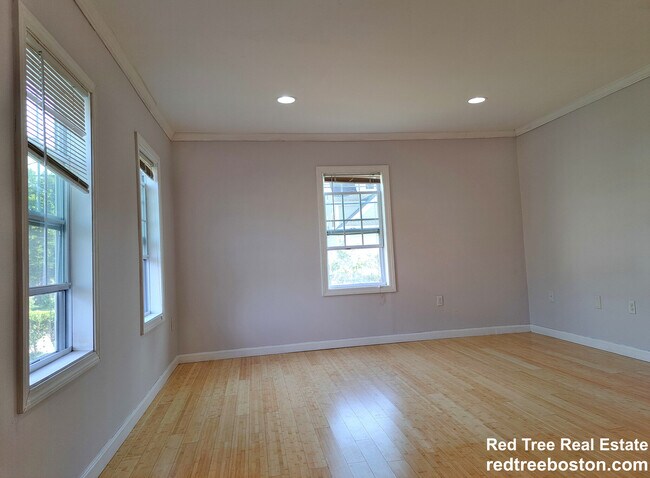 Building Photo - 158 Baker St