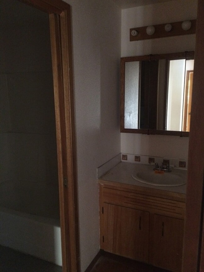 Building Photo - 4 Bedroom Home Under Radio Hill