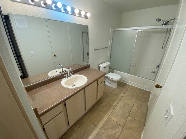 Building Photo - 555 E Silverado Ranch Blvd