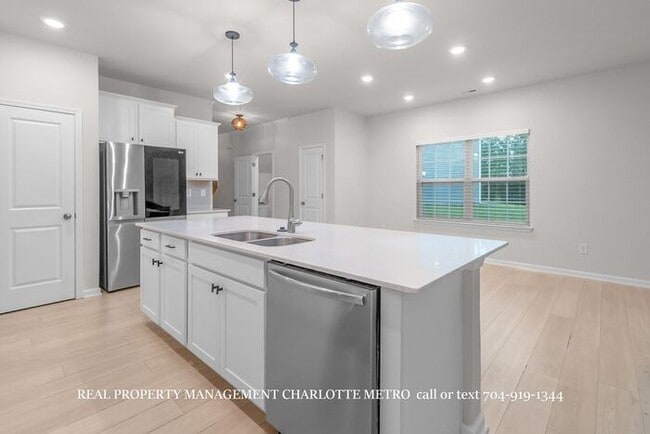 Building Photo - Stunning 4-BR Home on Wooded Cul-De-Sac Lot in Brightwater – Minutes from Rivergate!