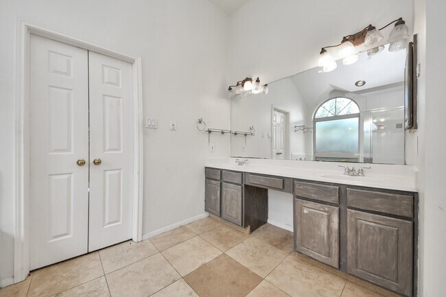 Building Photo - 3818 S Barnett Way