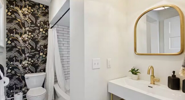 Building Photo - 528 Michigan St