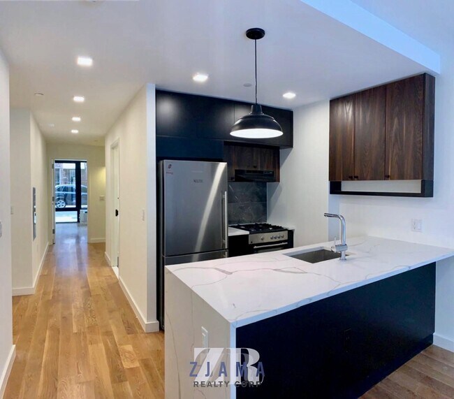 Primary Photo - 25 E 19th St