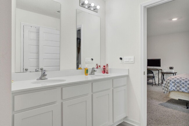 Building Photo - 535 Mary Lou Way