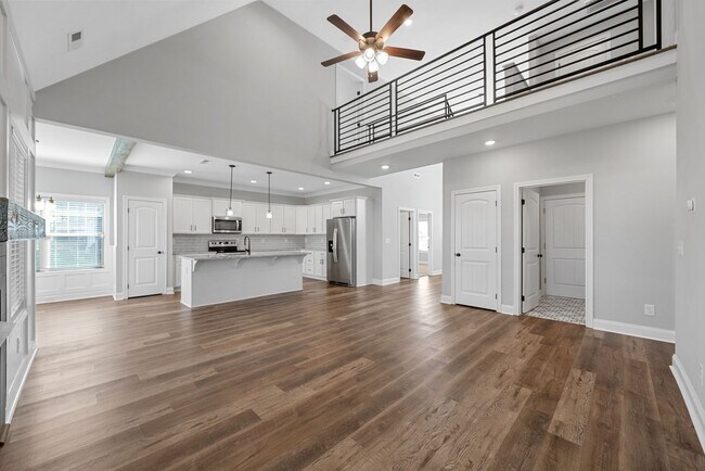 Building Photo - Pet Friendly Four Bedroom with Bonus!