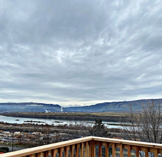 Building Photo - Gorgeous River Views