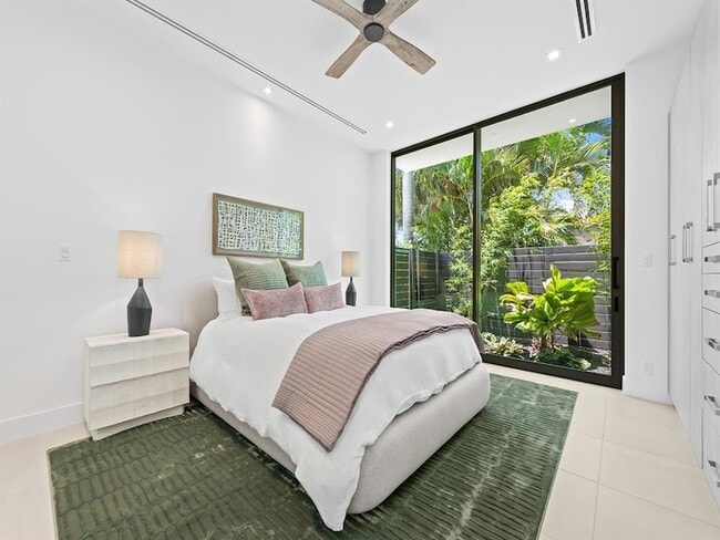 Building Photo - 2657 NE 34th St